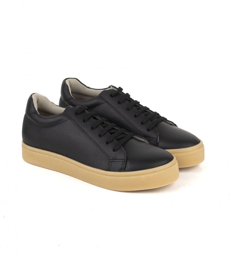 Zapatillas-de-cuero-con-base-caramelo-en-negro.jpg