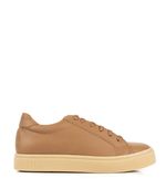 Zapatillas-de-cuero-con-base-caramelo-en-suela.jpg