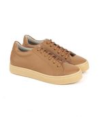 Zapatillas-de-cuero-con-base-caramelo-en-suela.jpg