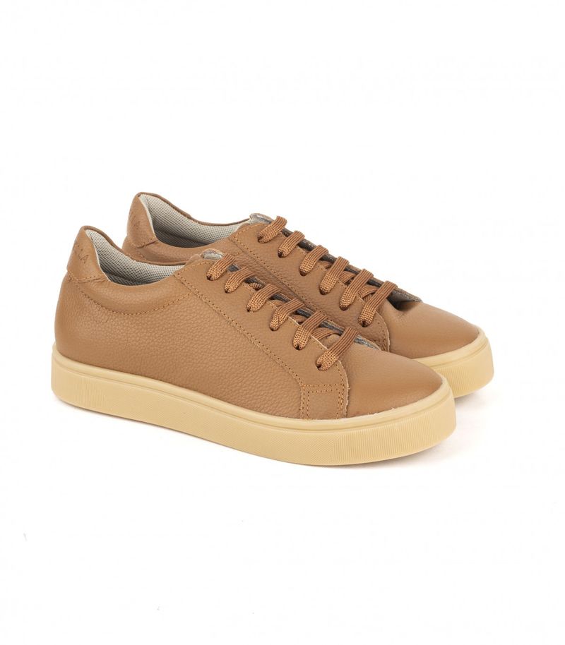 Zapatillas-de-cuero-con-base-caramelo-en-suela.jpg