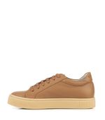 Zapatillas-de-cuero-con-base-caramelo-en-suela.jpg