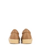 Zapatillas-de-cuero-con-base-caramelo-en-suela.jpg
