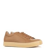 Zapatillas-de-cuero-con-base-caramelo-en-suela.jpg