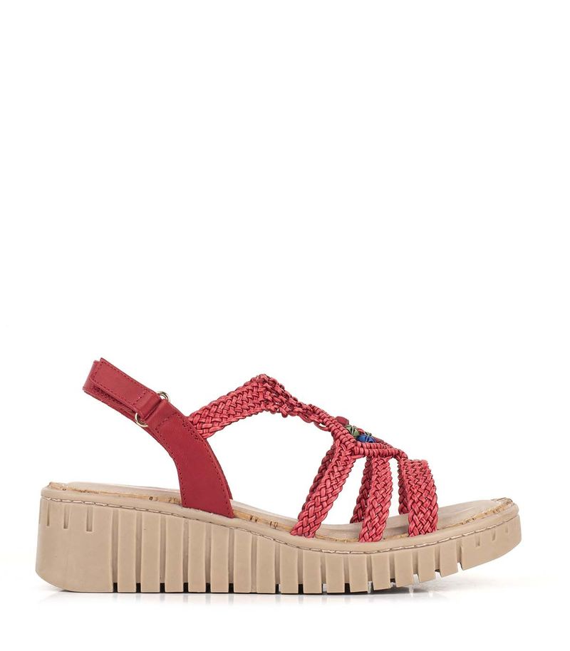 Sandalias-trenzadas-de-cuero-en-rojo.jpg