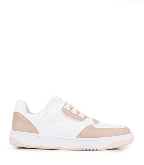 Zapatillas urbanas de símil cuero en blanco y nude