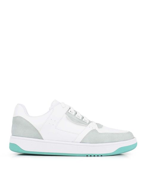 Zapatillas urbanas de símil cuero en blanco aqua