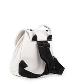 Mochila-de-simil-cuero-en-blanco-con-tachas.jpg