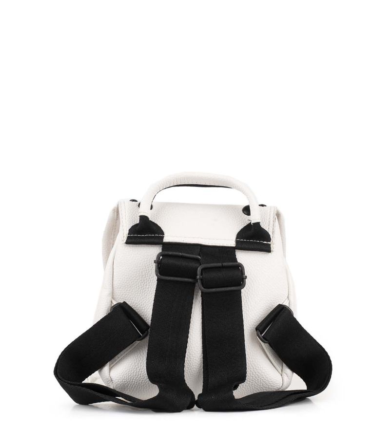 Mochila-de-simil-cuero-en-blanco-con-tachas.jpg