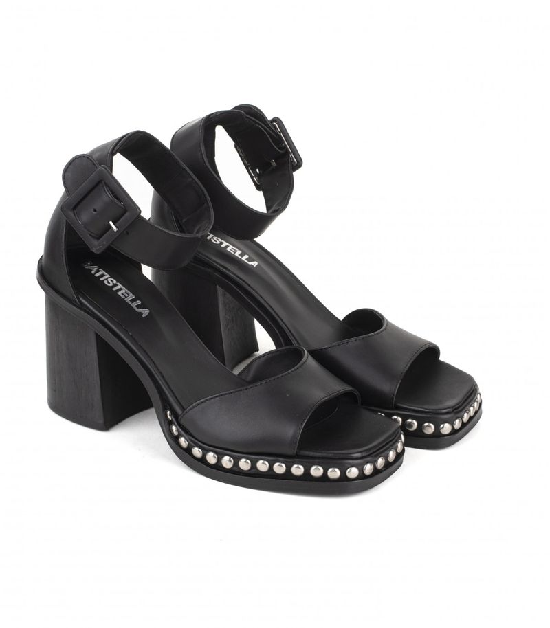 Sandalias-con-pulsera-de-cuero-negro.jpg