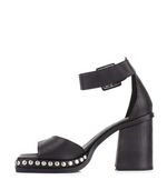 Sandalias-con-pulsera-de-cuero-negro.jpg