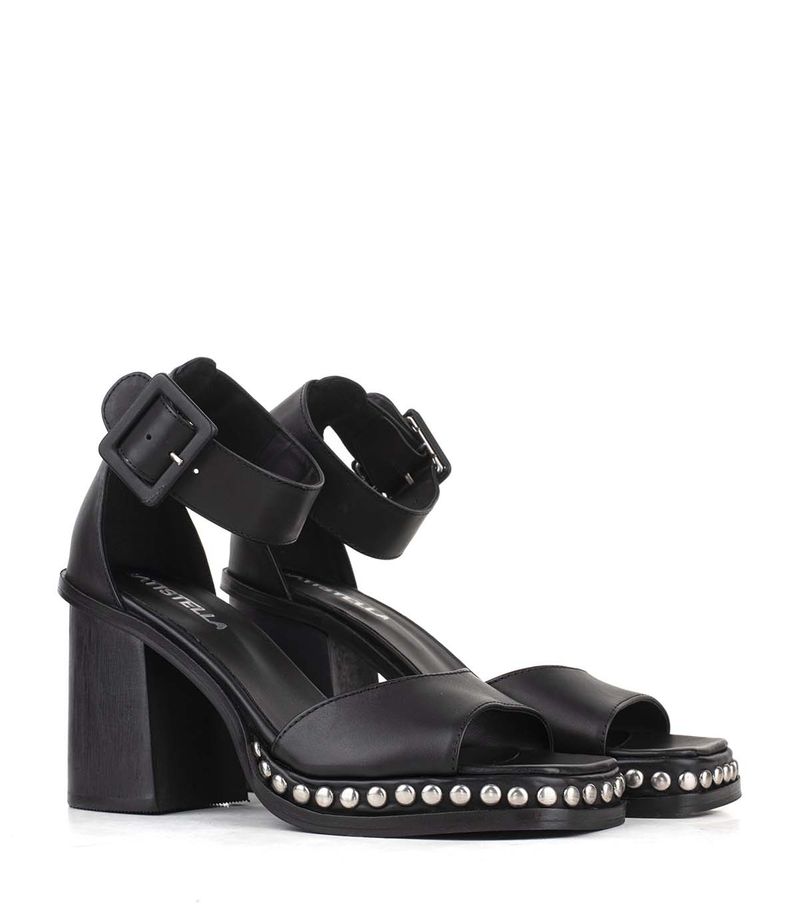 Sandalias-con-pulsera-de-cuero-negro.jpg