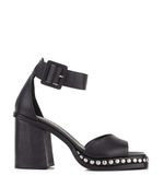 Sandalias-con-pulsera-de-cuero-negro.jpg