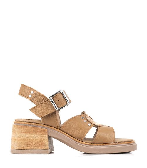 Sandalias de cuero combinadas con tachas en beige