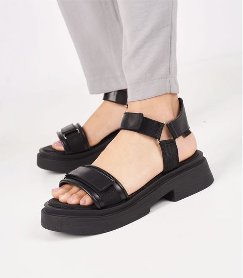 Sandalias con velcro de cuero negro