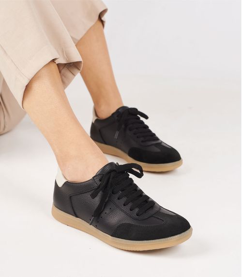 Zapatillas urbanas de cuero en negro combinado