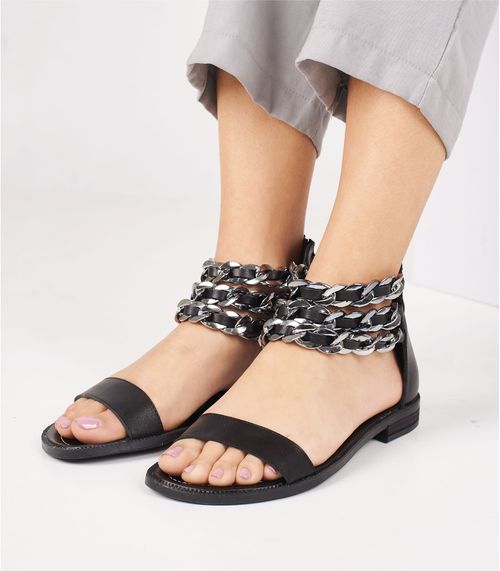 Sandalias bajas estilo romanas de cuero negro