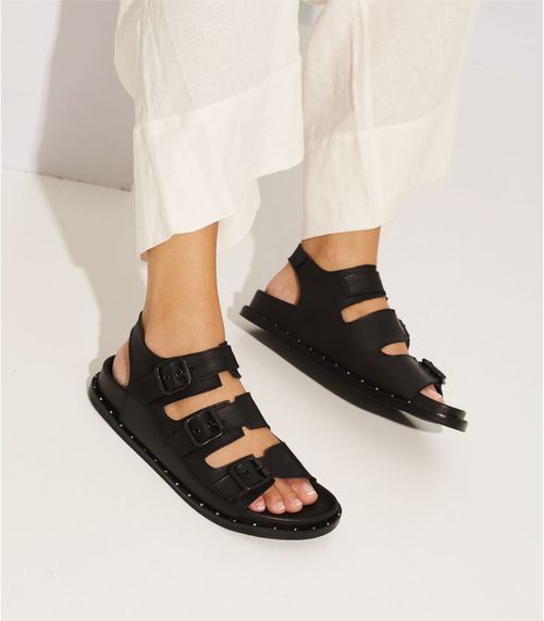 Sandalias bajas cuero negro con hebillas