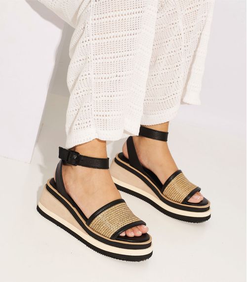 Sandalias taco chino de cuero negro y rafia