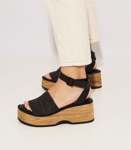 Sandalias taco chino de rafia en negro