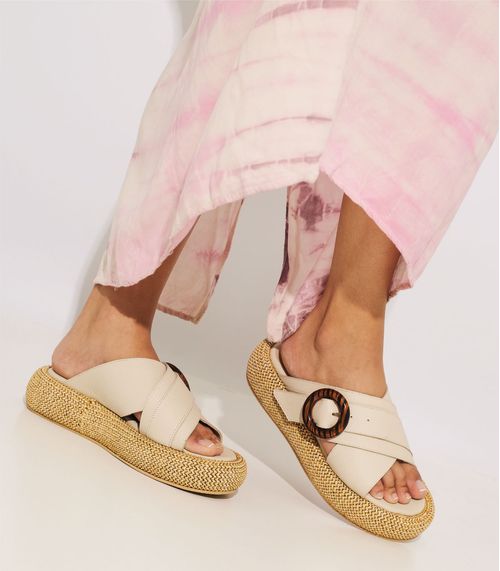 Sandalias con rafia de cuero en beige