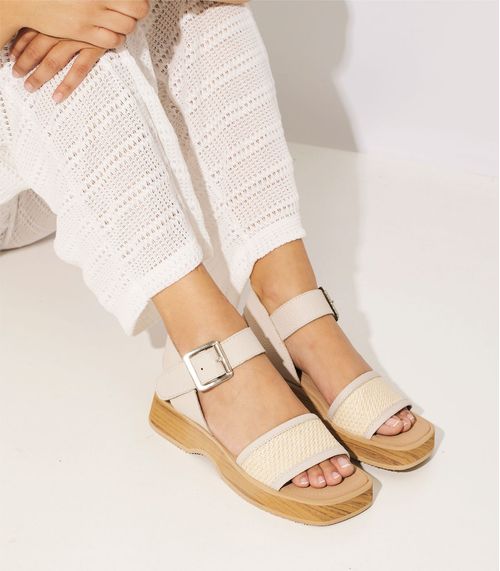 Sandalias bajas de rafia en cuero beige