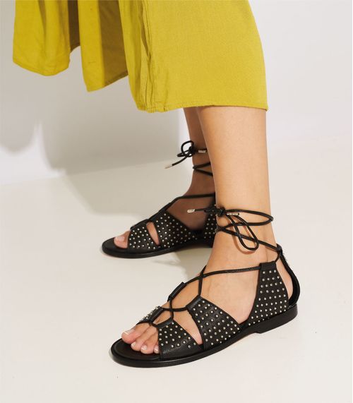 Sandalias romanitas con tachas en cuero negro