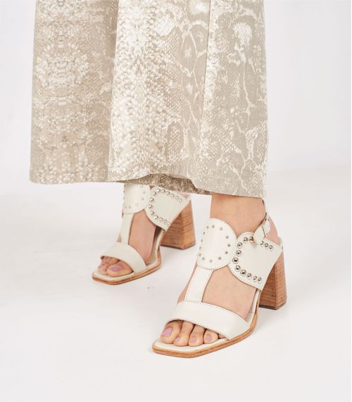 Sandalias con apliques de metal en cuero