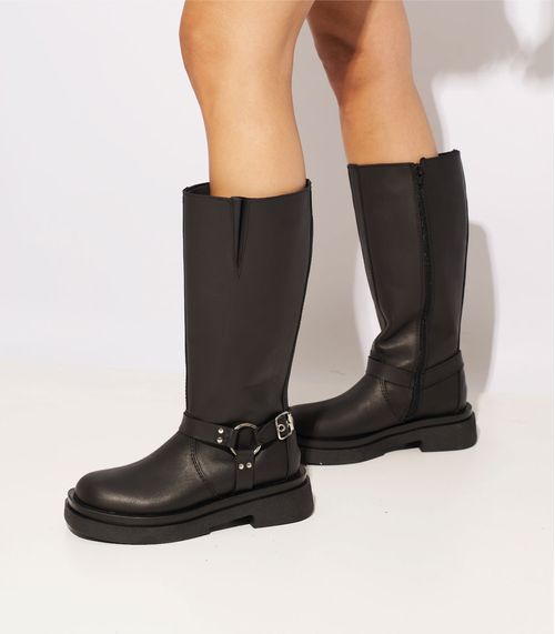 Botas altas tipo motera con herraje en cuero negro