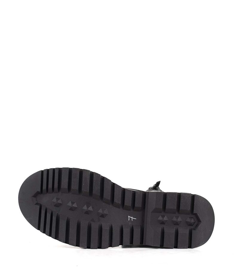 Borcegos-urbanos-con-base-en-cuero-negro.jpg