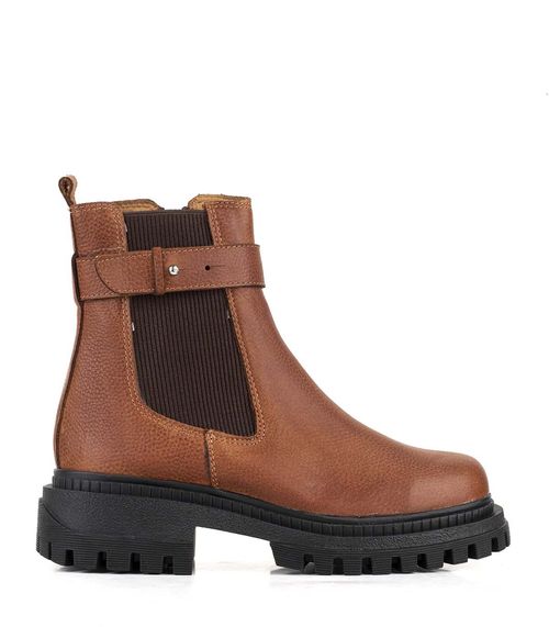 Botas cortas de cuero tabaco con hebilla.