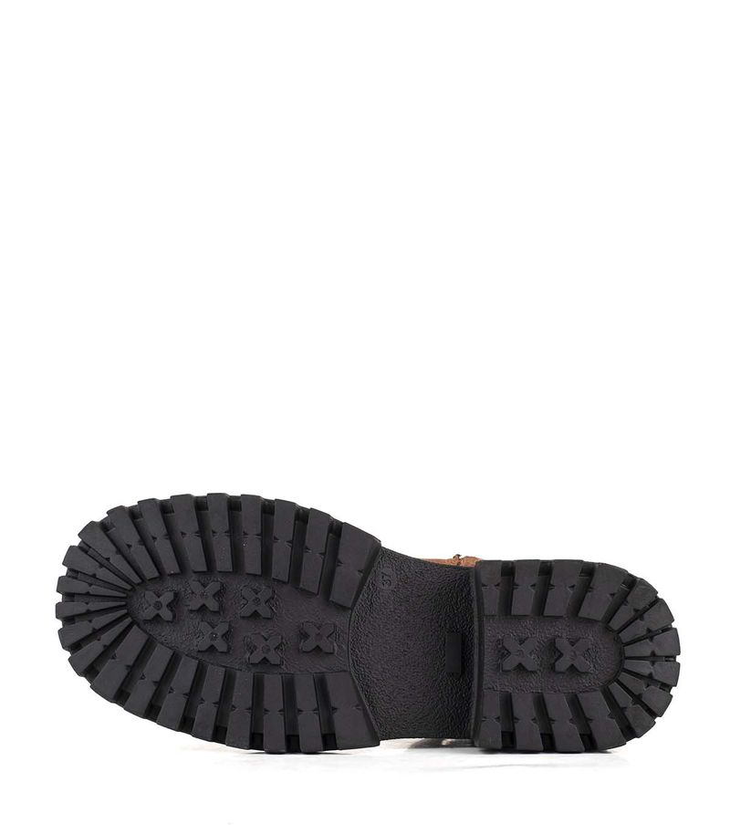 Botas-cortas-de-cuero-tabaco-con-hebilla..jpg