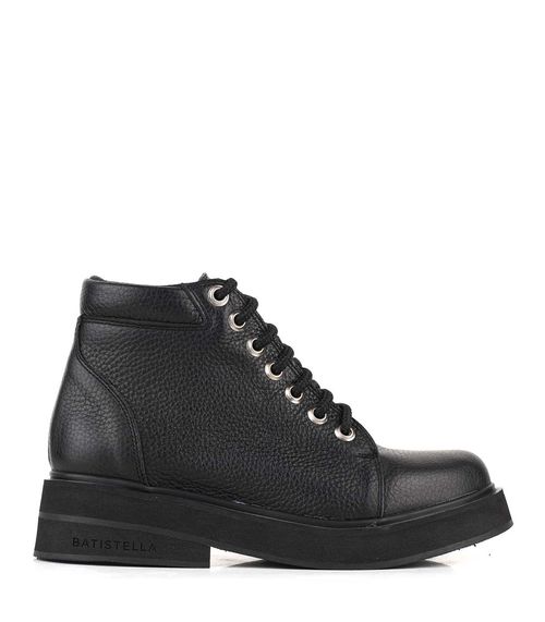Borcego de cuero negro estilo alpino.