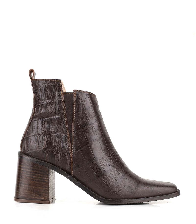 Botas-cortas-de-cuero-reptil-en-chocolate-con-taco..jpg