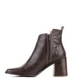 Botas-cortas-de-cuero-reptil-en-chocolate-con-taco..jpg