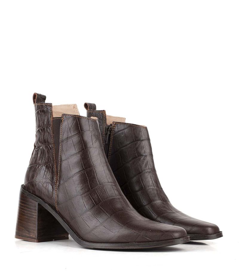 Botas-cortas-de-cuero-reptil-en-chocolate-con-taco..jpg