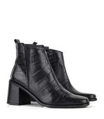 Botas-cortas-de-cuero-reptil-negro-con-taco..jpg