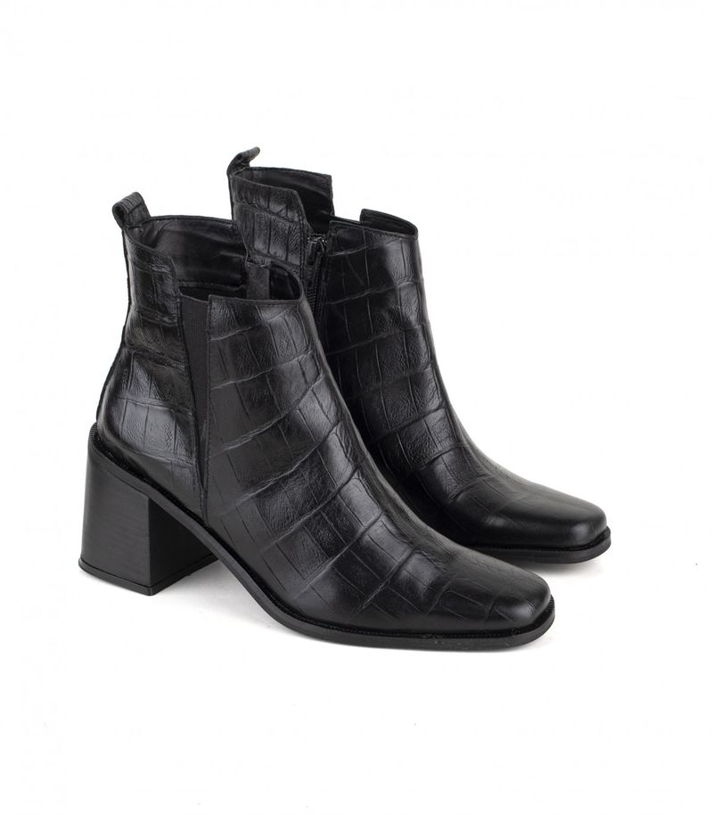 Botas-cortas-de-cuero-reptil-negro-con-taco..jpg