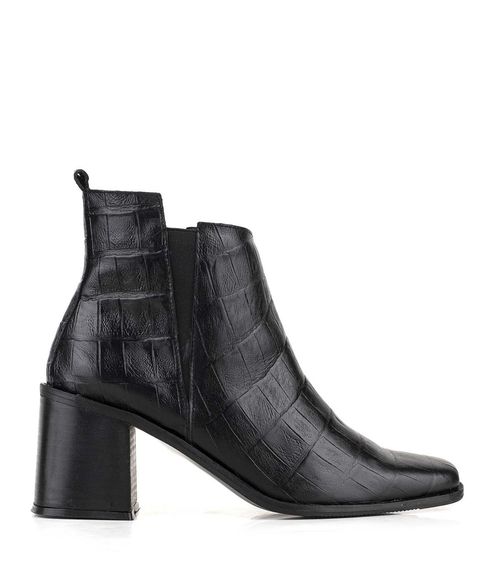 Botas cortas de cuero reptil negro con taco.