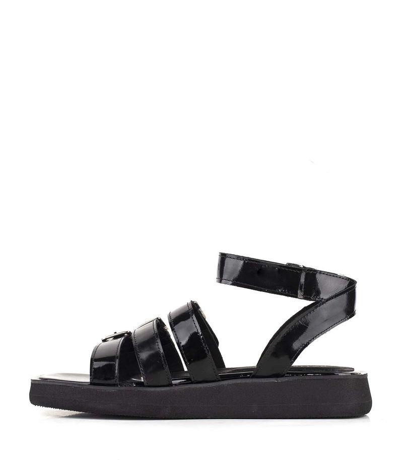 Sandalias-bajas-cintas-con-hebillas-charol-negro.jpg