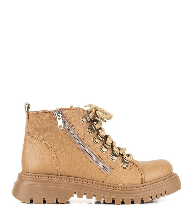 Borcego-estilo-alpino-de-cuero-beige.jpg
