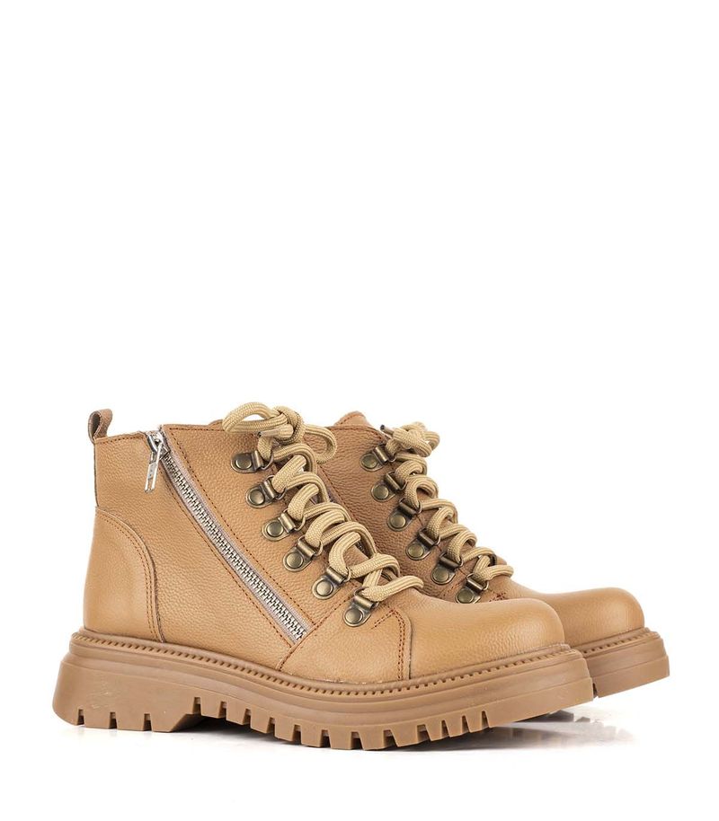 Borcego-estilo-alpino-de-cuero-beige.jpg