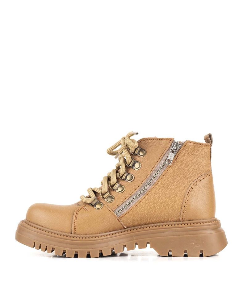 Borcego-estilo-alpino-de-cuero-beige.jpg