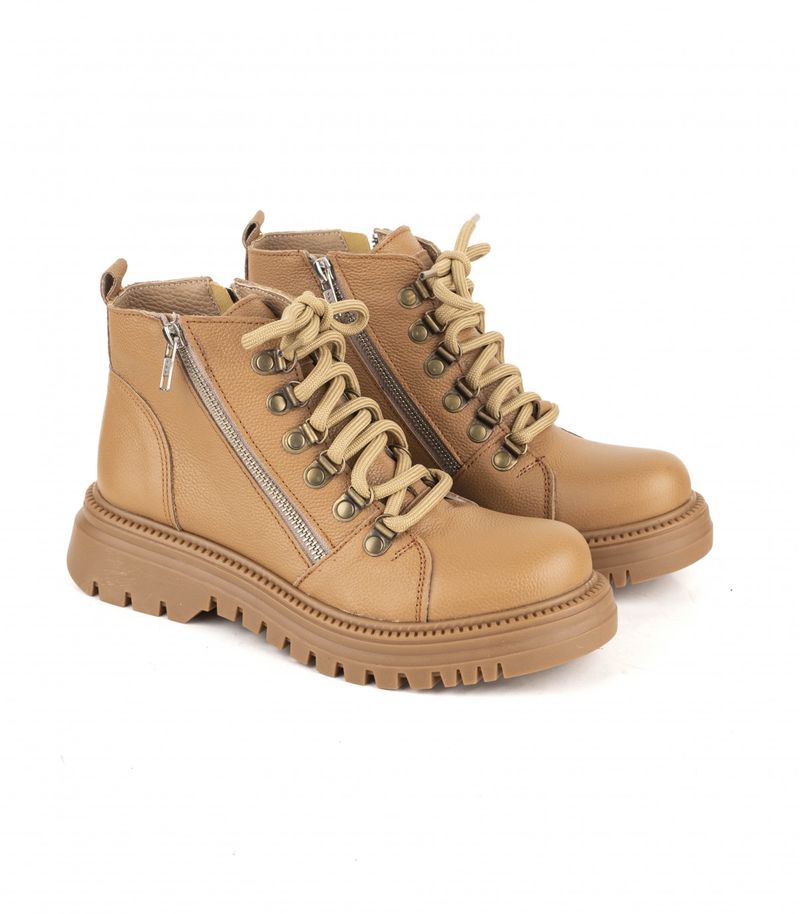 Borcego-estilo-alpino-de-cuero-beige.jpg