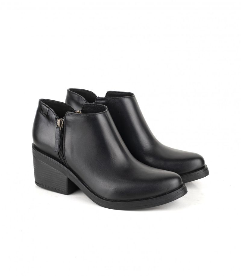 Botas-taco-medio-con-cierres-en-cuero-negro.jpg