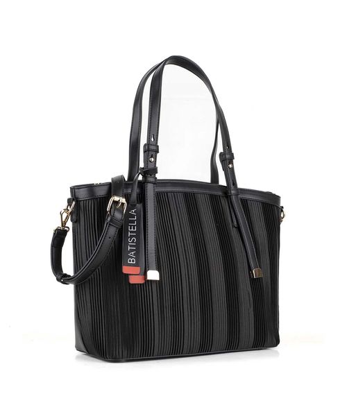 Cartera símil cuero negro con textura plisada y correa desmontable