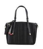 Cartera-simil-cuero-negro-con-textura-plisada-y-correa-desmontable.jpg