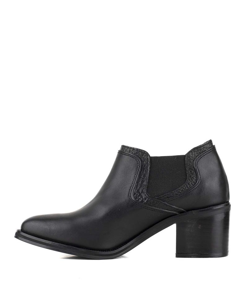 Botinetas-en-cuero-negro-con-elastico.jpg