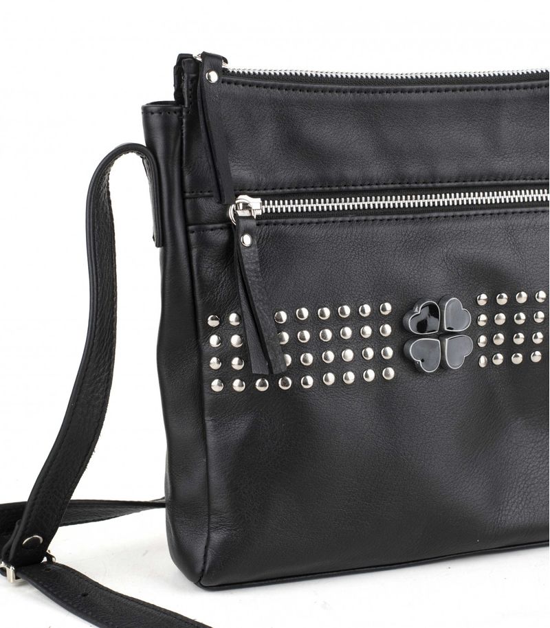 Bandolera-de-cuero-negro-con-trebol-y-tachas.jpg