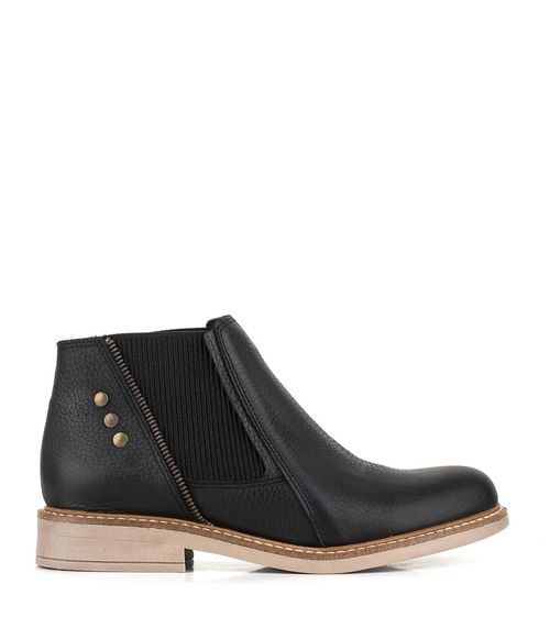 Bota corta de cuero negro con tachas
