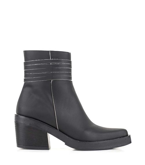 Botas caña media con tiras en cuero negro